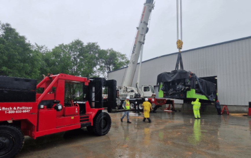 Rigging of 1600 ton injection molding machine